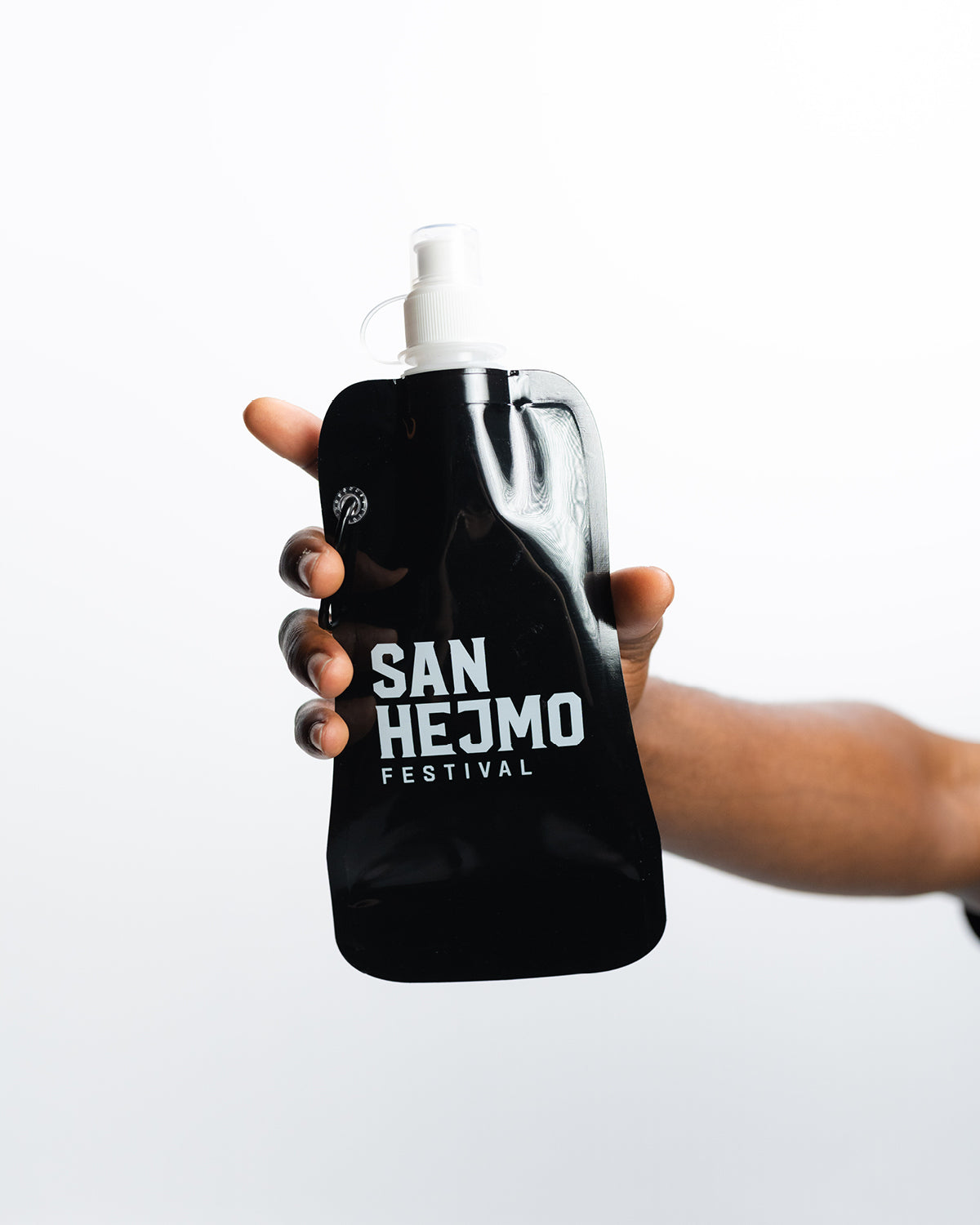 Eine schwarze Kunststoffflasche mit einem 450ml Fassungsvermögen und Saugverschluss. Auf der Flasche ist der weiße Aufdruck "San Hejmo Festival" zu sehen. An der linken Seite der Flasche hängt ein schwarzer Karabinerhaken.