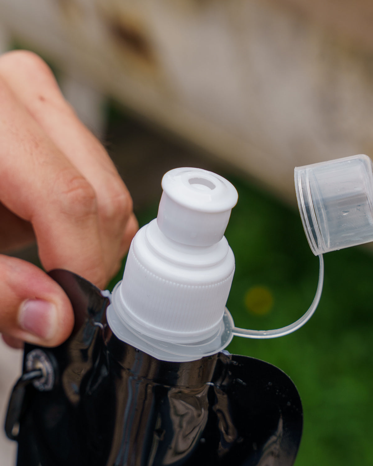 Eine Nahaufnahme des Saugverschlusses der schwarzen Kunststoffflasche.