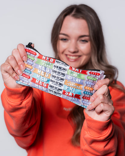 Eine kleine Tasche hergestellt aus Festivalbändchen aus dem Jahr 2024. Sie hat einen schwarzen Reißverschluss und ist im Format 16:9 geschnitten.