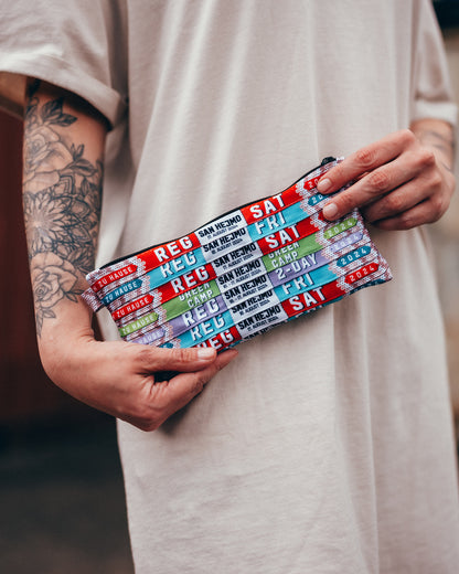 Eine kleine Tasche hergestellt aus Festivalbändchen aus dem Jahr 2024. Sie hat einen schwarzen Reißverschluss und ist im Format 16:9 geschnitten. Die verwendeten Bändchen sind immer in einer einzigartigen Kombination