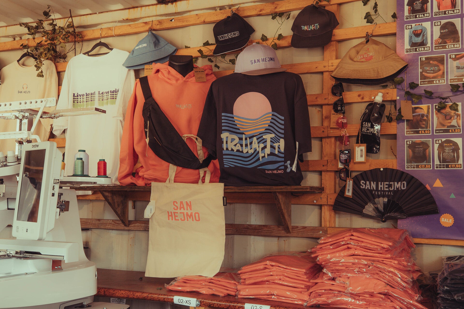 Zu sehen ist verschiedener Merchandise ausgestellt in einer Verkaufsstelle auf dem Festival 2025.