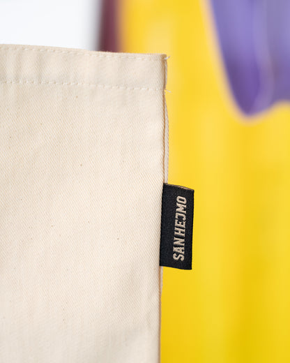 Eine Nahaufnahme des schwarzen Etiketts am Rand des Beutels. In weiß steht doch "San Hejmo" geschrieben.